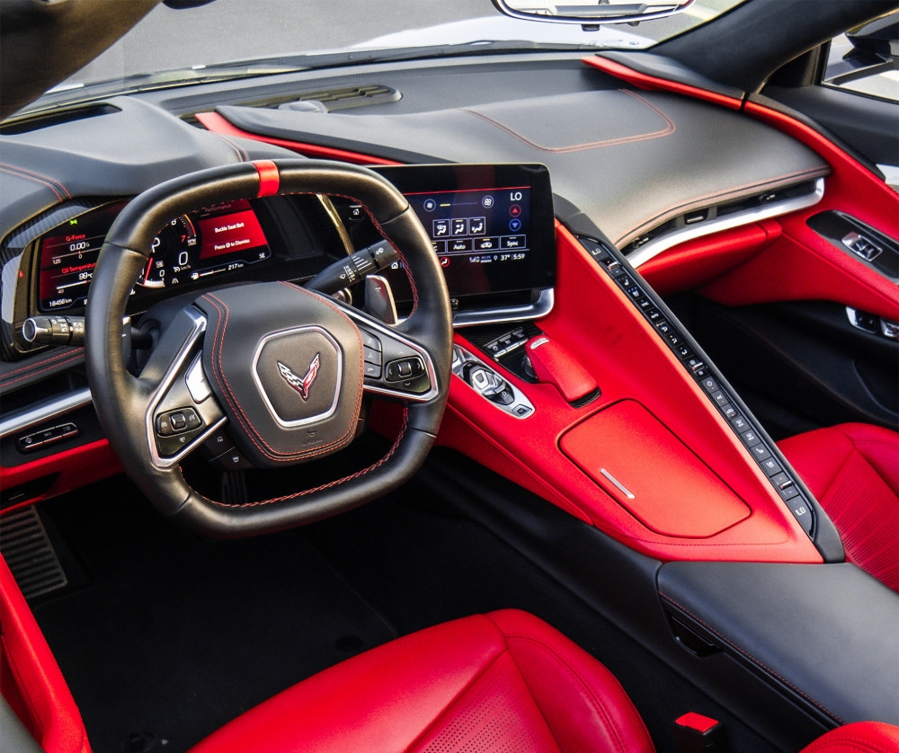 Серый Шевроле Corvette C8 Stingray купе 2022 год