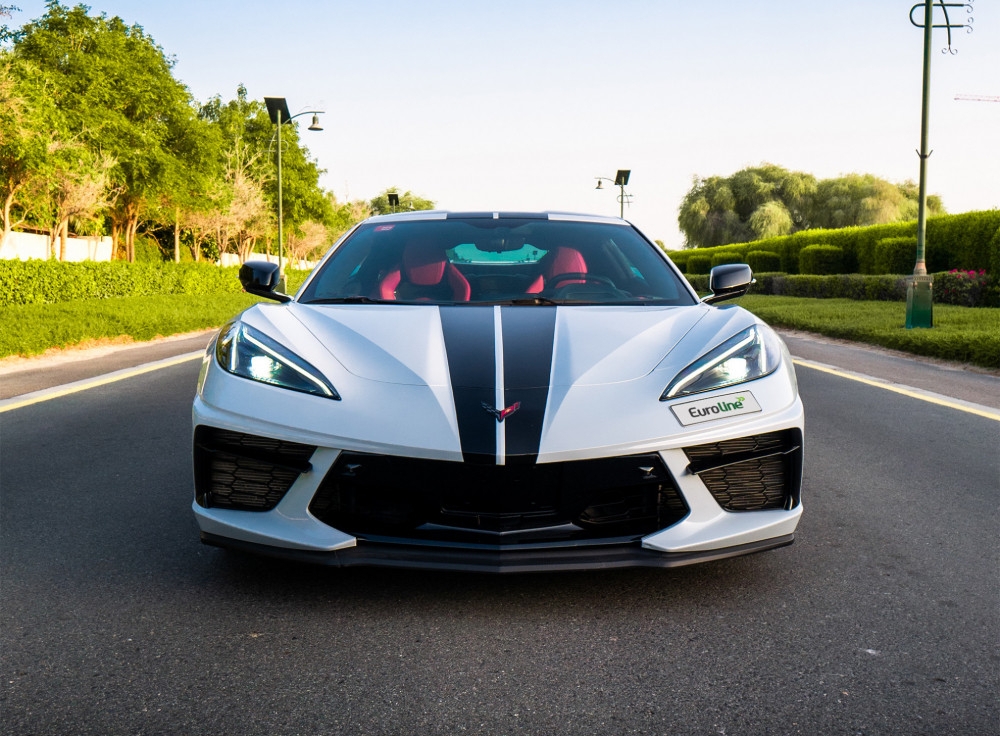 Серый Шевроле Corvette C8 Stingray купе 2022 год