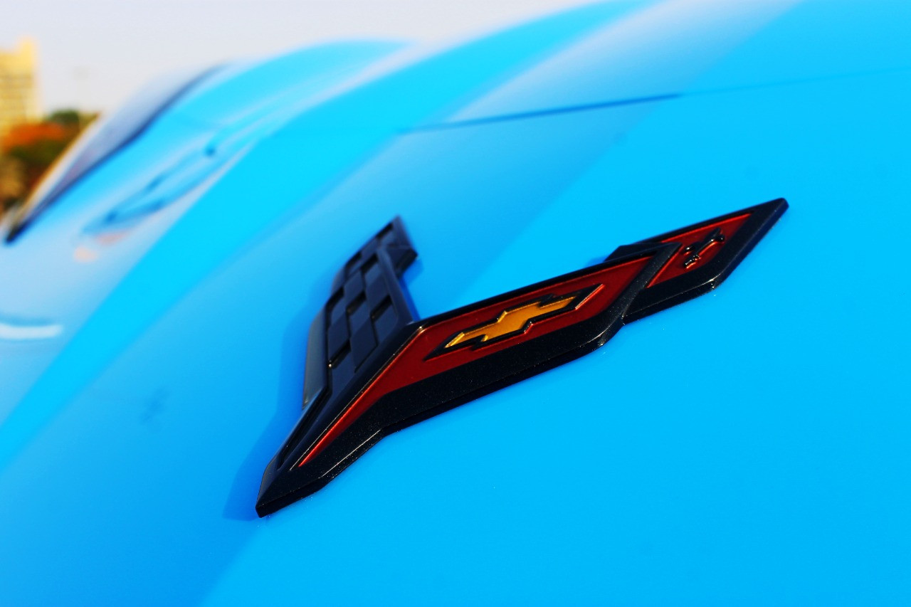 Bianca Chevrolet Corvette C8 Stingray decappottabile 2022