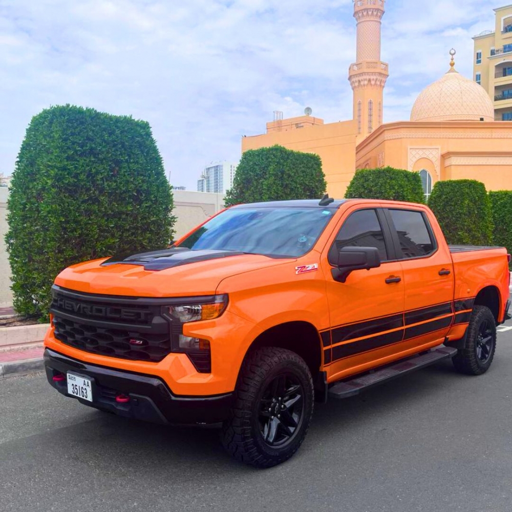 Oranje Chevrolet Silverado 2022