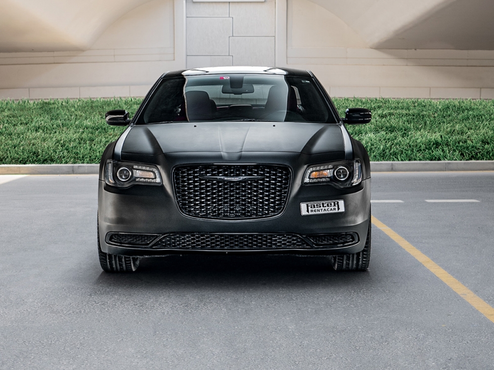 Negro Chrysler 300C 2019
