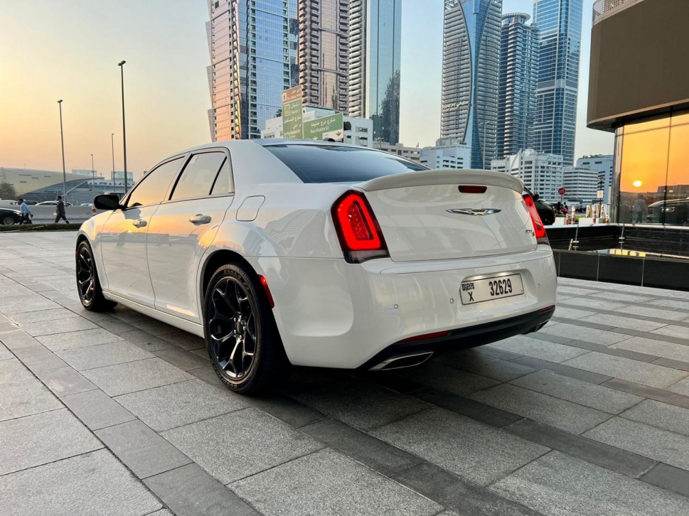 Weiß Chrysler 300C 2020