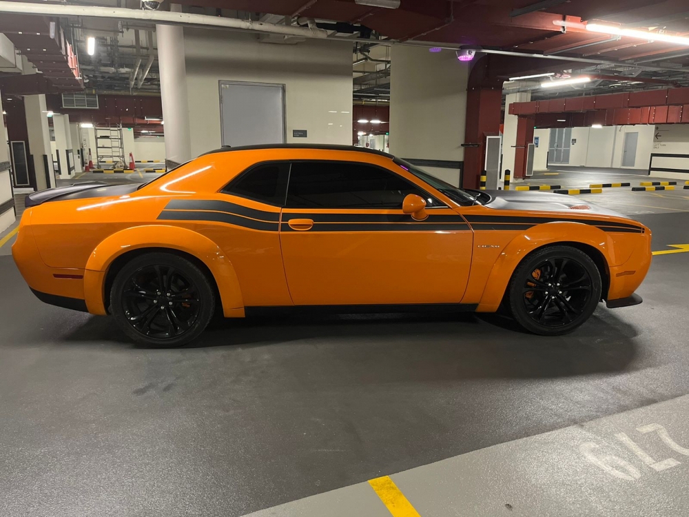 Oranje slimmigheidje Challenger RT V8 2021