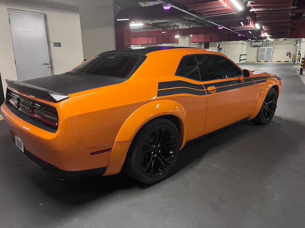 Orange Esquive Challenger RT V8 2021