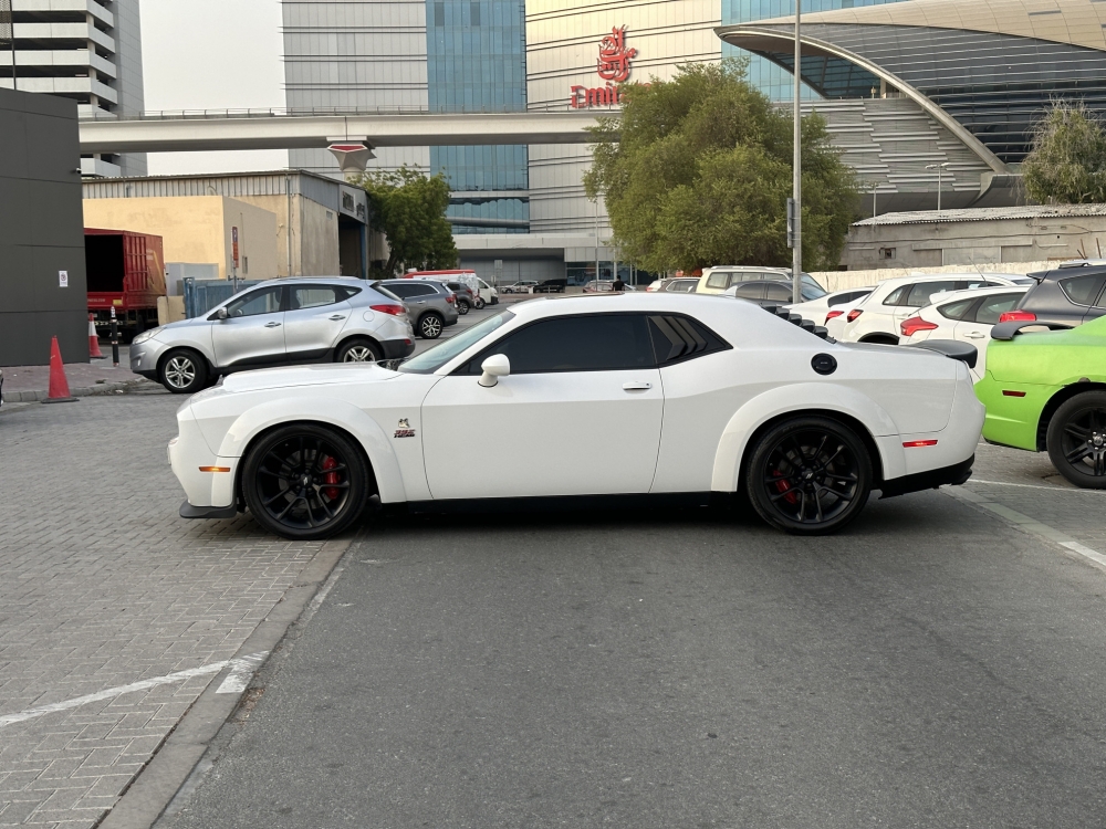 Beyaz Atlatmak Meydan Okuyan SRT V8 2021