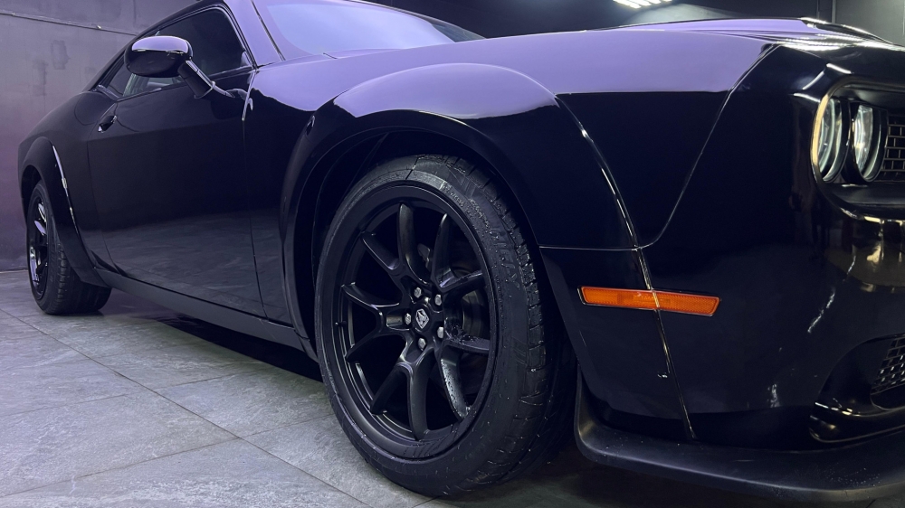 Black Dodge Challenger V8 2021