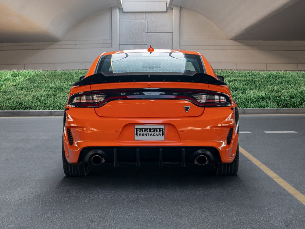 برتقالي دودج تشارجر آر تي V8 2020
