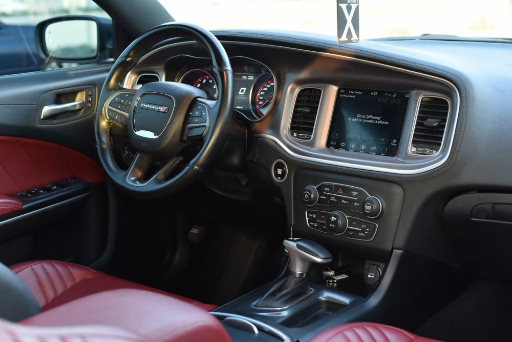 White Dodge Charger V6 2019