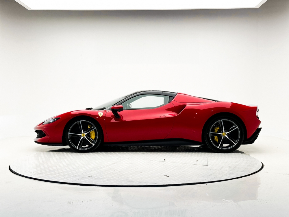 Kırmızı Ferrari 296 GTS Örümcek 2023