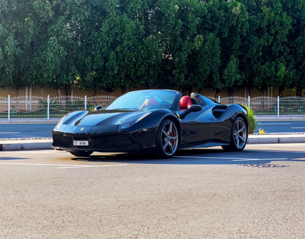 Siyah Ferrari 488 Örümcek 2018