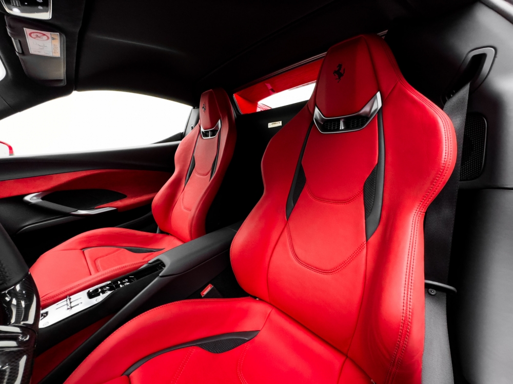 Kırmızı Ferrari 296 GTS Örümcek 2023