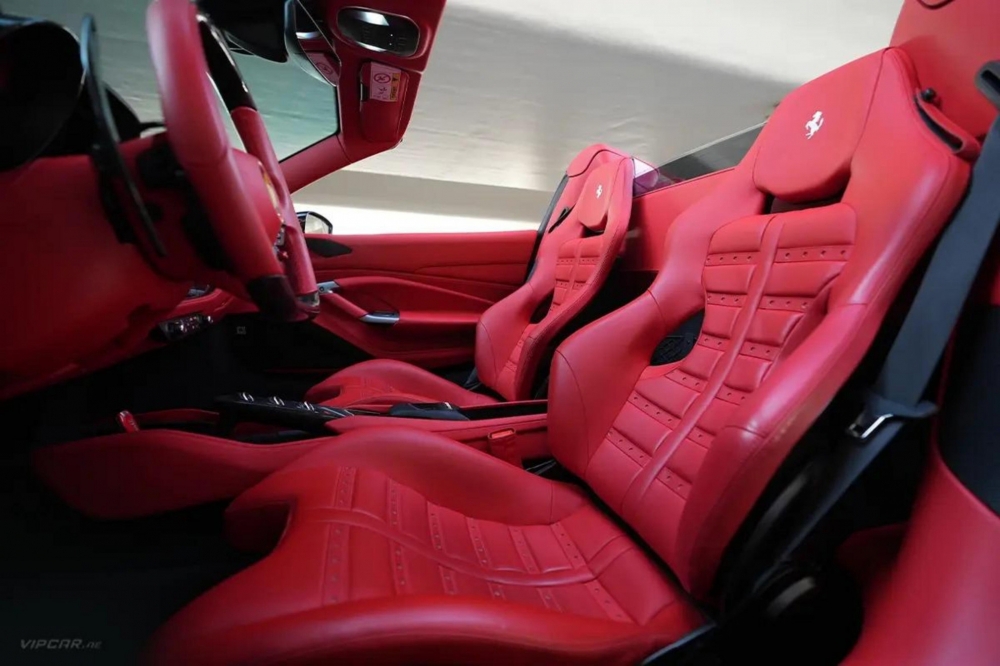 rouge Ferrari F8 Tributo Spider 2022