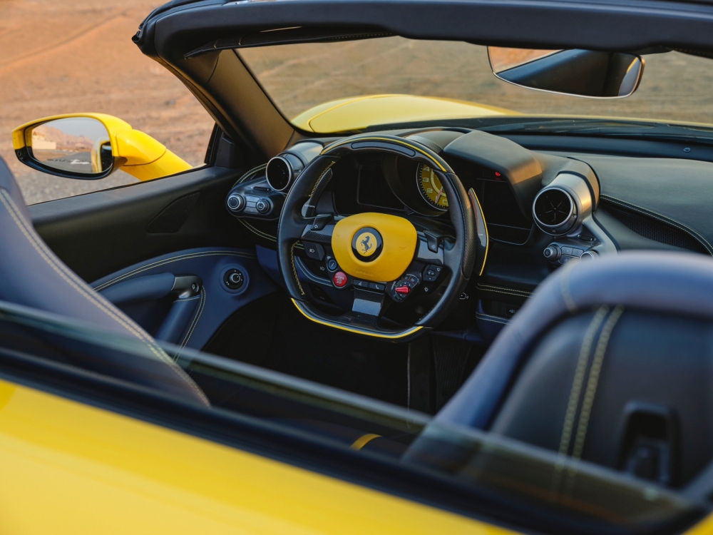 Sarı Ferrari F8 Tributo Örümcek 2022