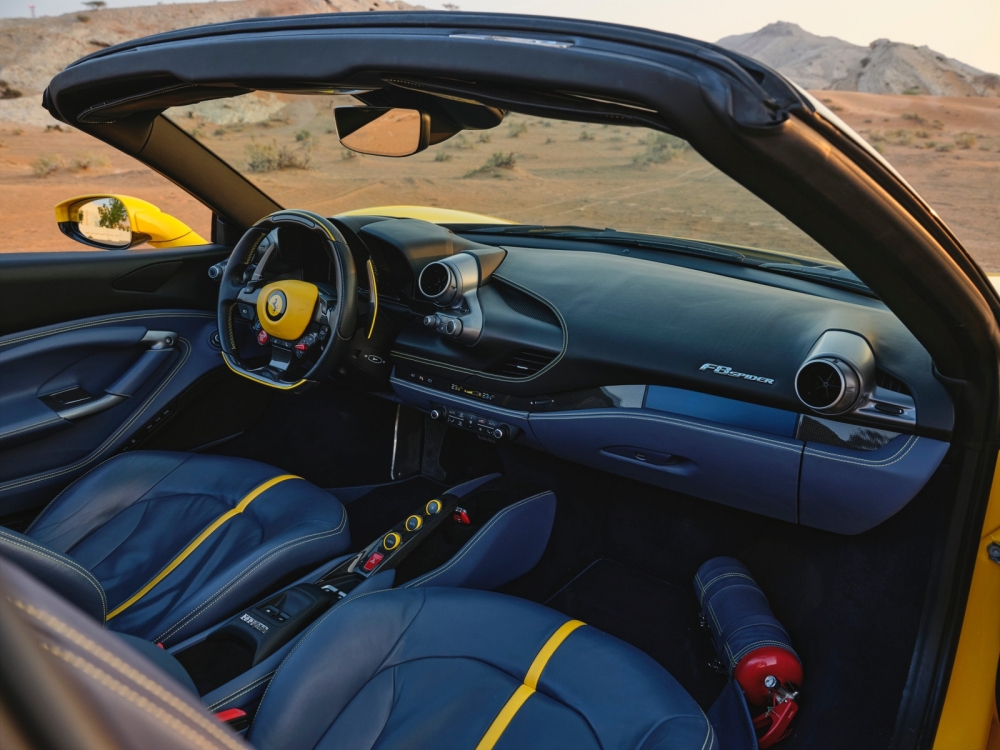 Sarı Ferrari F8 Tributo Örümcek 2022