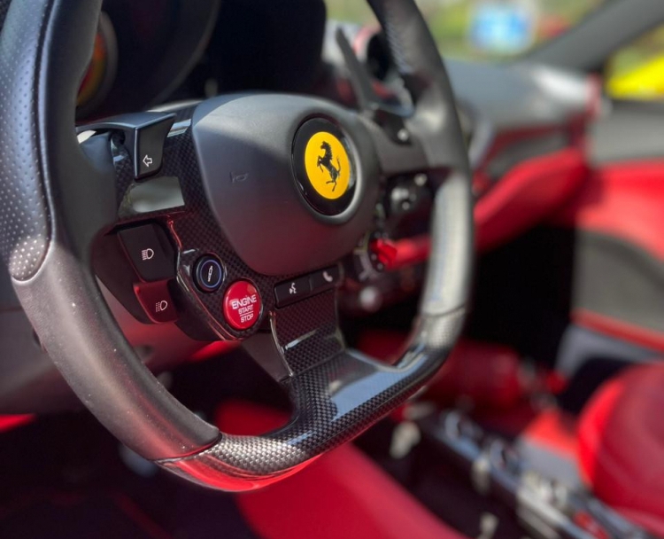 Gelb Ferrari F8 Tribut 2022