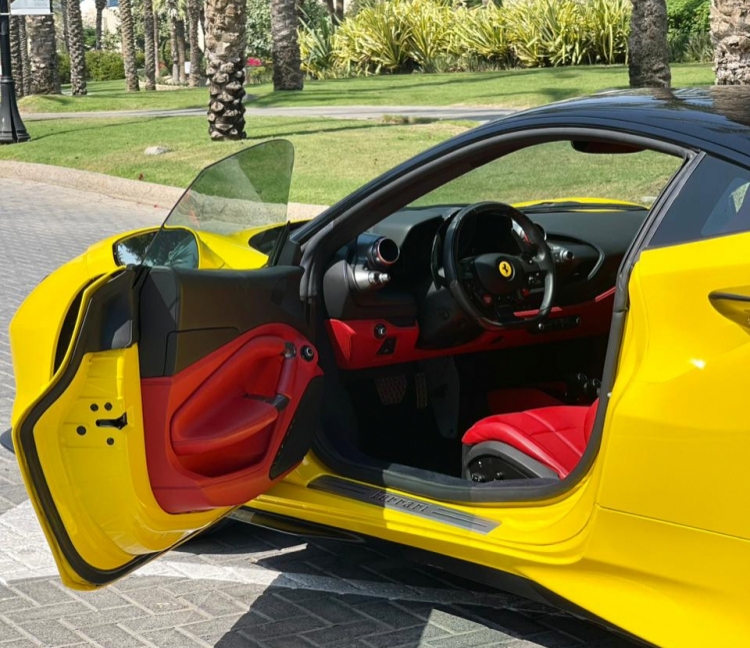Sarı Ferrari F8 Tributo 2022