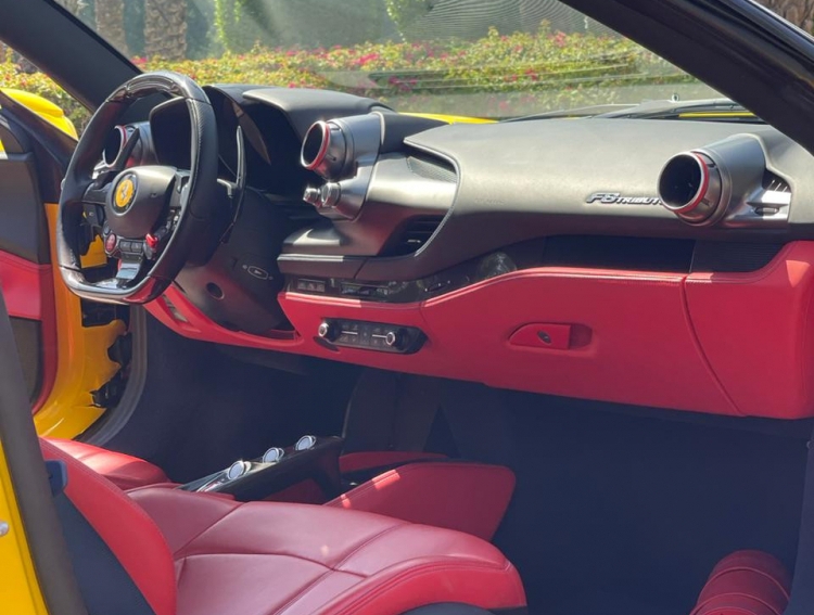 Sarı Ferrari F8 Tributo 2022