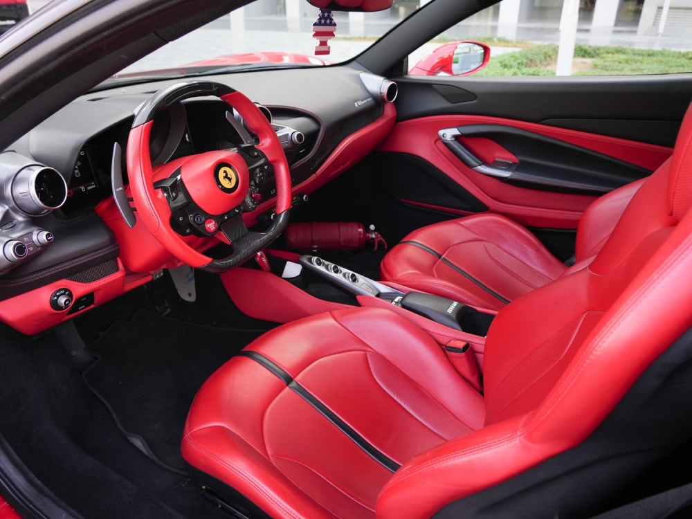 rouge Ferrari F8 Tributo 2022