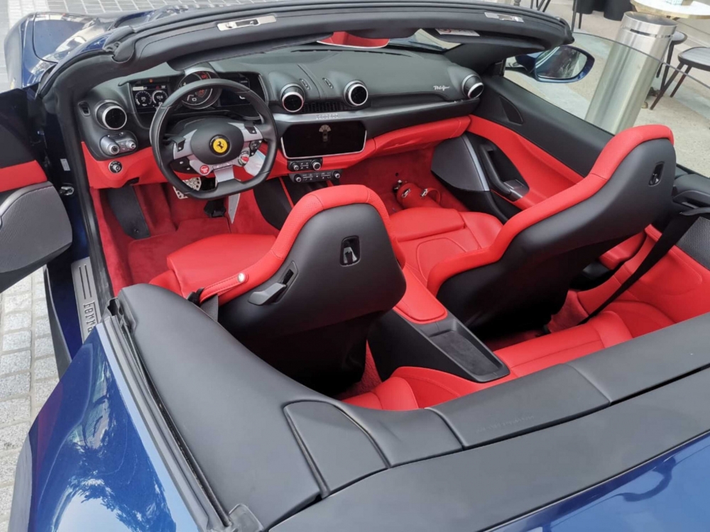 Azul Ferrari Portofino 2020