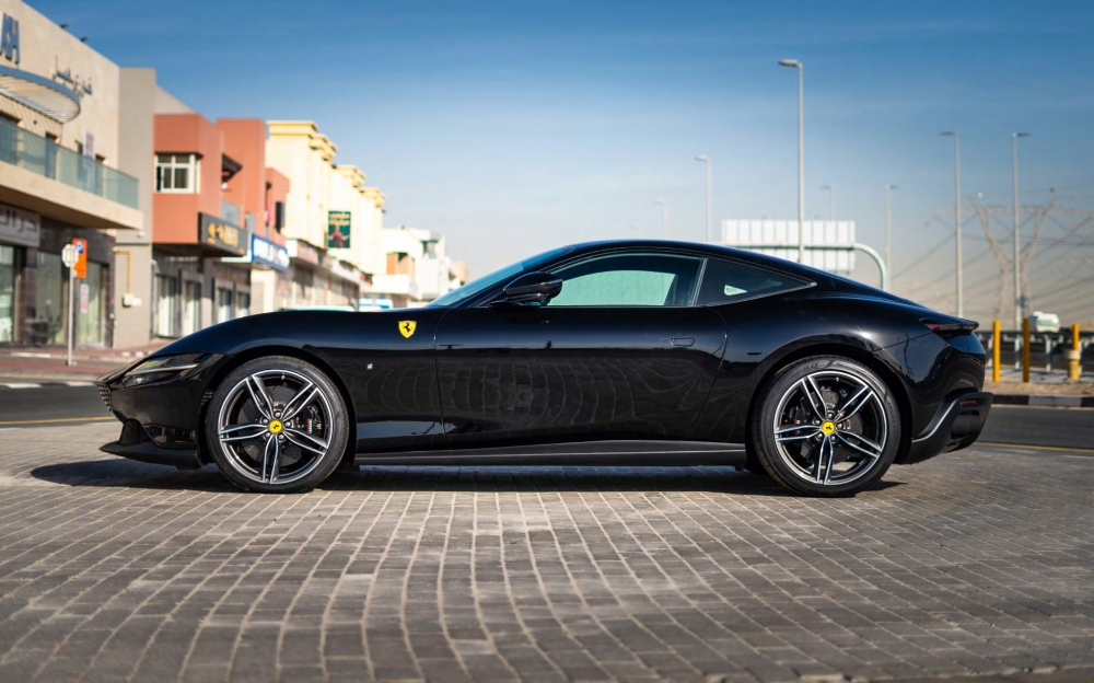 Siyah Ferrari Roman 2023