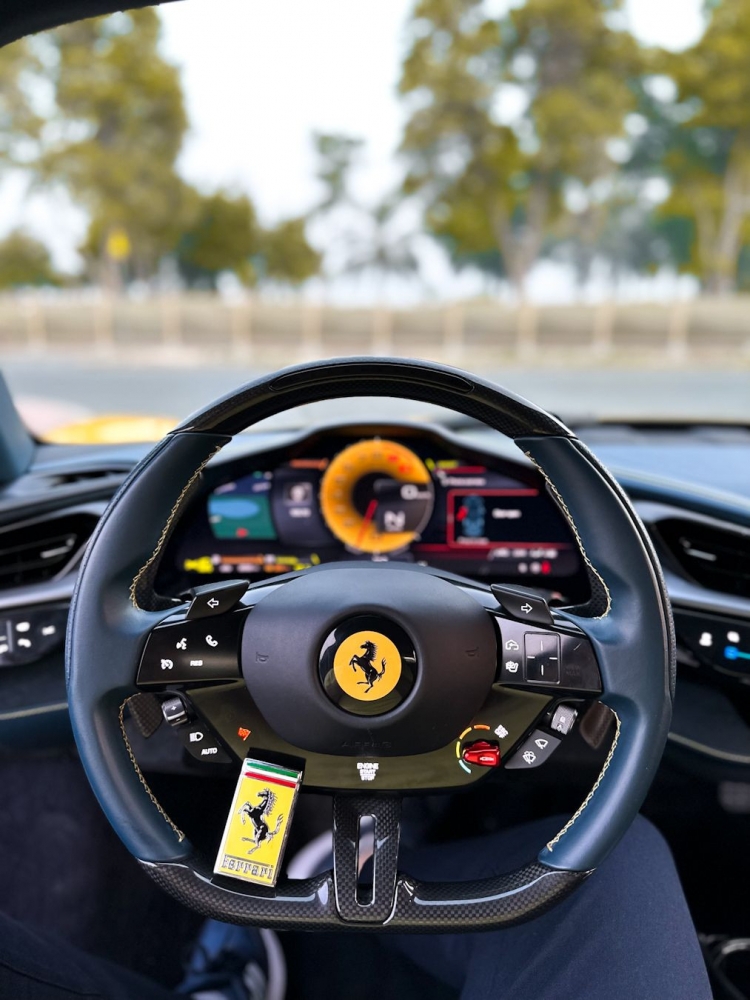 Geel Ferrari SF90 Stradale 2021