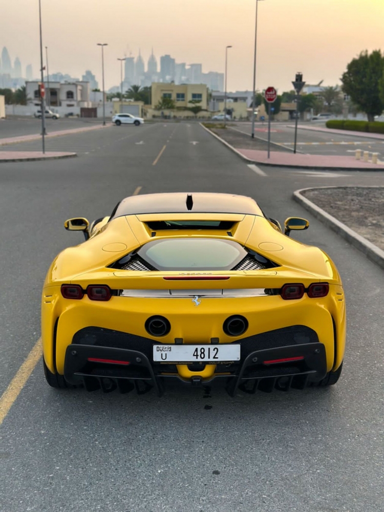 Sarı Ferrari SF90 Stradale 2021