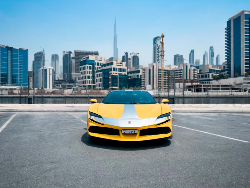 Sarı Ferrari SF90 Stradale 2022