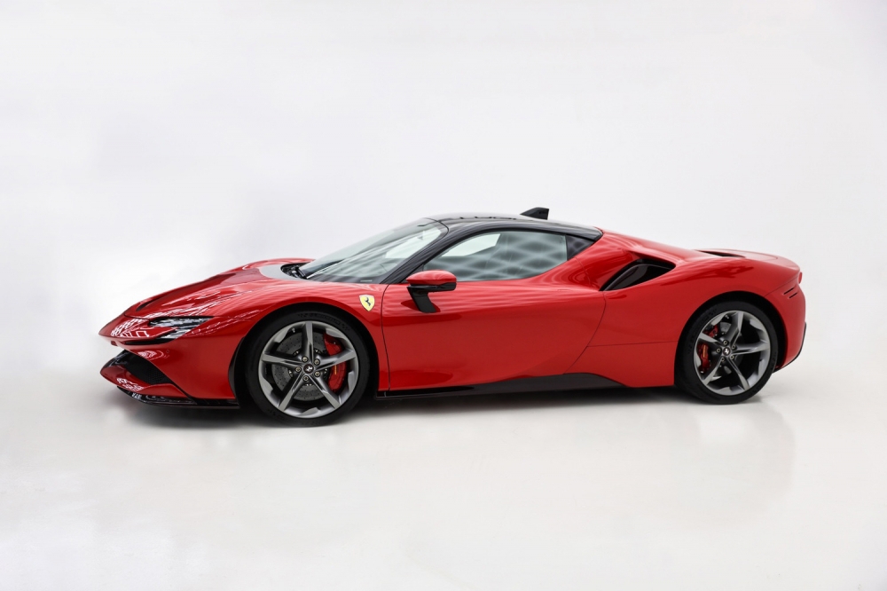 rouge Ferrari SF90 Stradale 2023