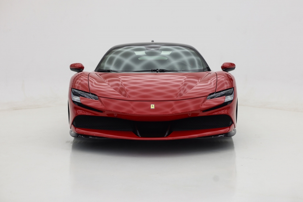 Kırmızı Ferrari SF90 Stradale 2023