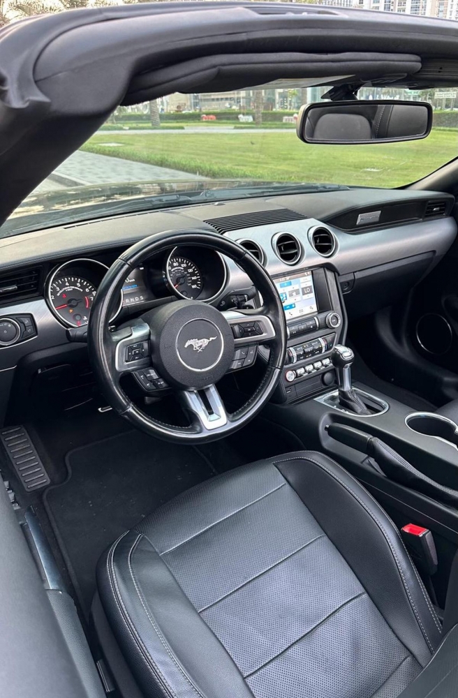 Siyah Ford Mustang EcoBoost Dönüştürülebilir V4 2019