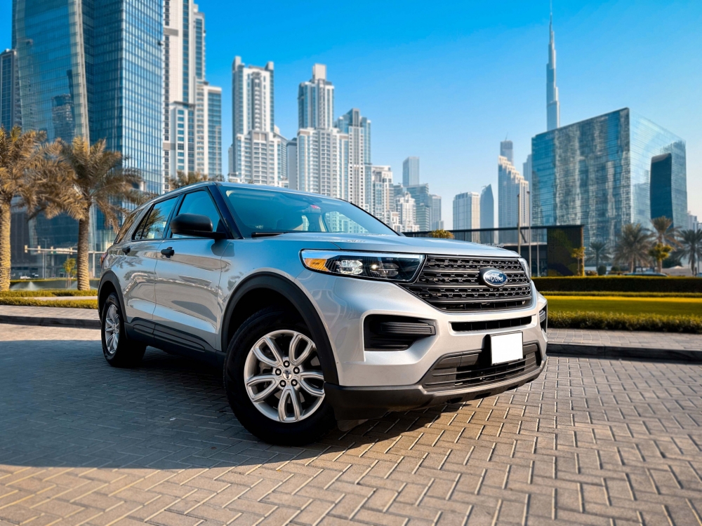 Silver Ford Explorer 2022