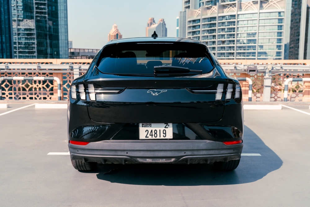 Siyah Ford Mustang CTV Elektrik 2022