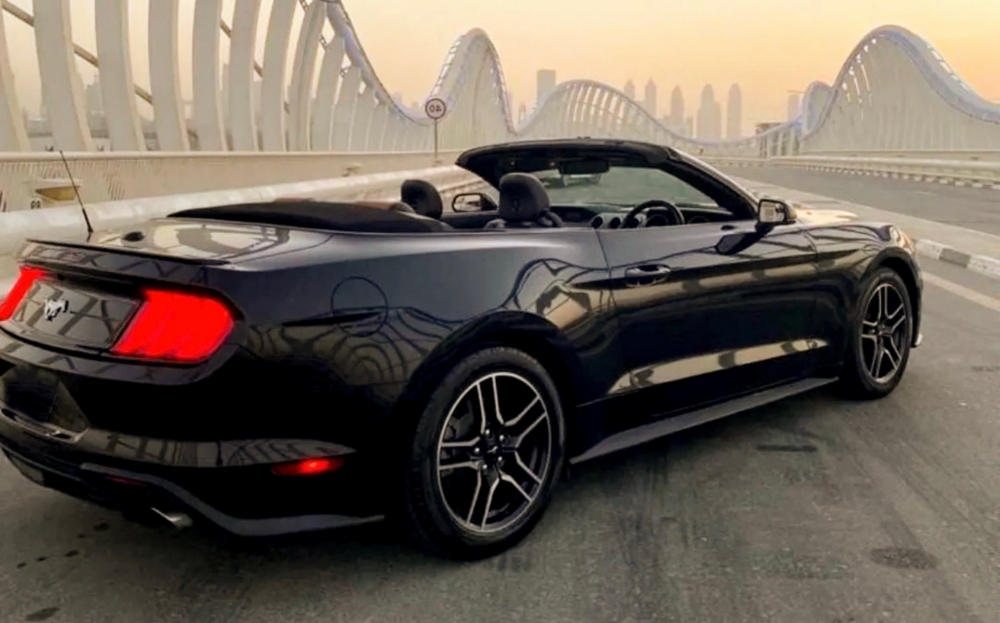Siyah Ford Mustang EcoBoost Dönüştürülebilir V4 2018