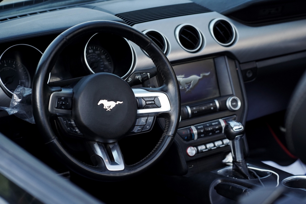 Черный Форд Mustang EcoBoost Convertible V4 2018 год