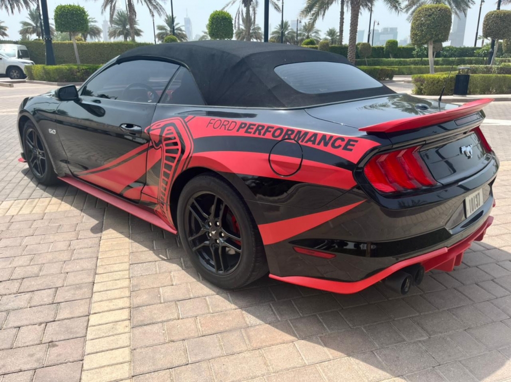 Красный Форд Mustang EcoBoost Convertible V4 2020 год