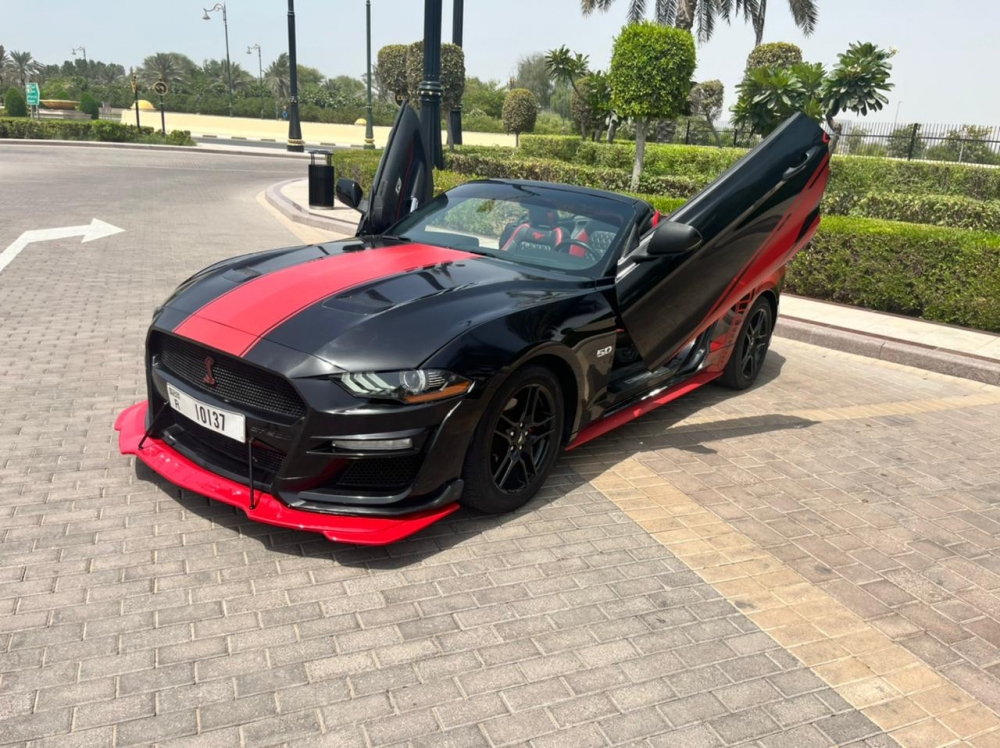 Красный Форд Mustang EcoBoost Convertible V4 2020 год