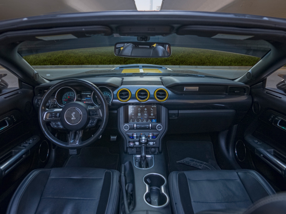 灰色的 福特 野马谢尔比 GT500 套件可转换 V4 2020