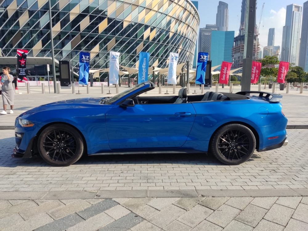 Blau Ford Mustang EcoBoost Cabrio V4 2020