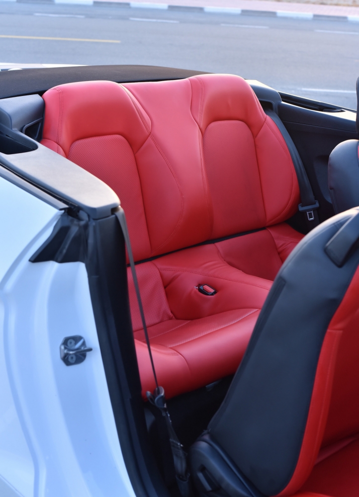 Beyaz Ford Mustang EcoBoost Dönüştürülebilir V4 2021