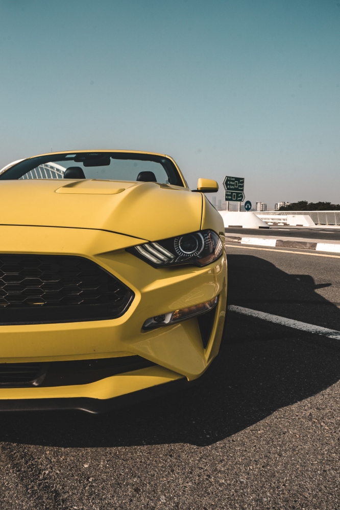 Sarı Ford Mustang EcoBoost Dönüştürülebilir V4 2021