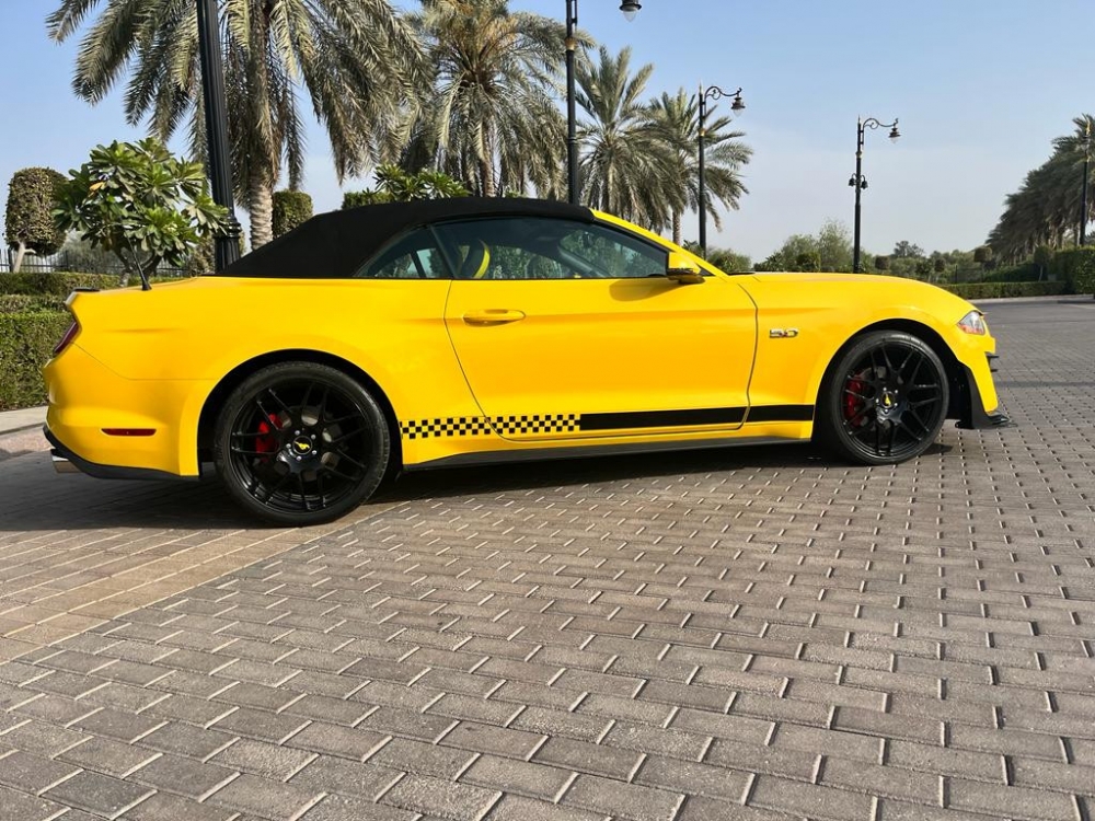 Желтый Форд Mustang EcoBoost Convertible V4 2019 год