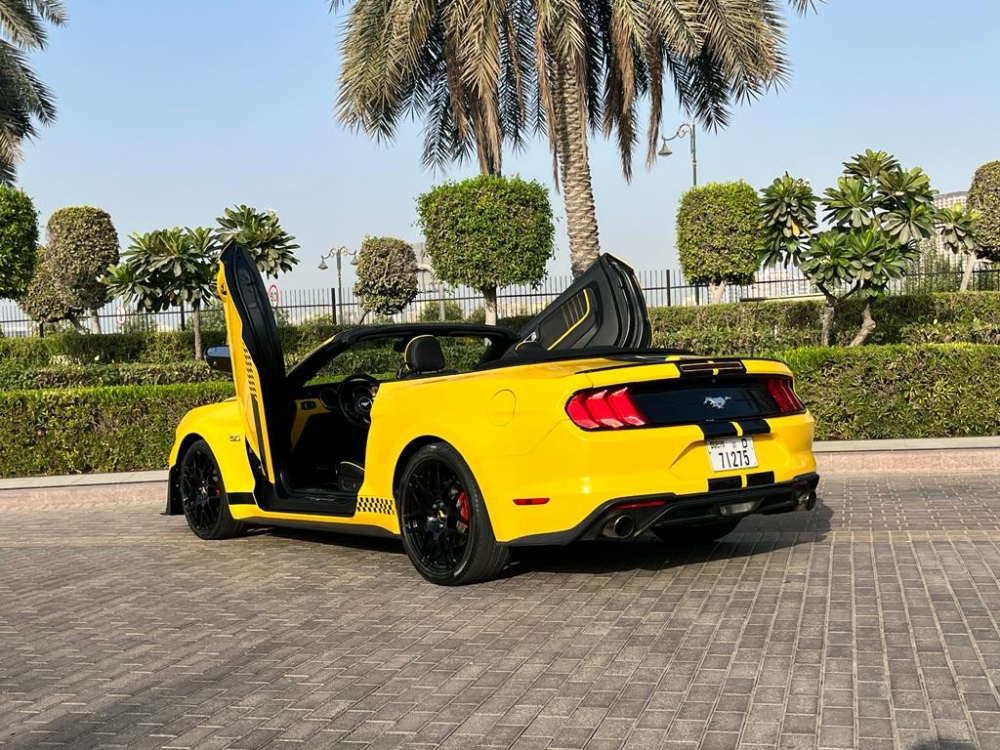 Желтый Форд Mustang EcoBoost Convertible V4 2019 год