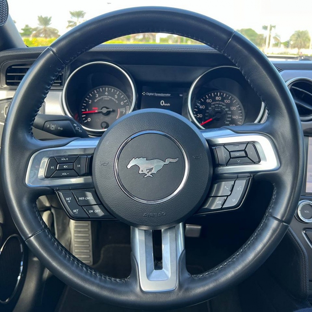 Altın Ford Mustang GT Dönüştürülebilir V4 2022
