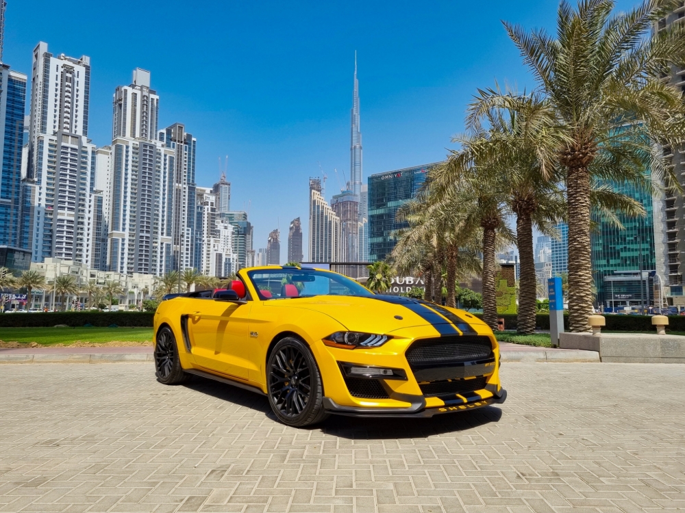 Sarı Ford Mustang GT Dönüştürülebilir V8 2020