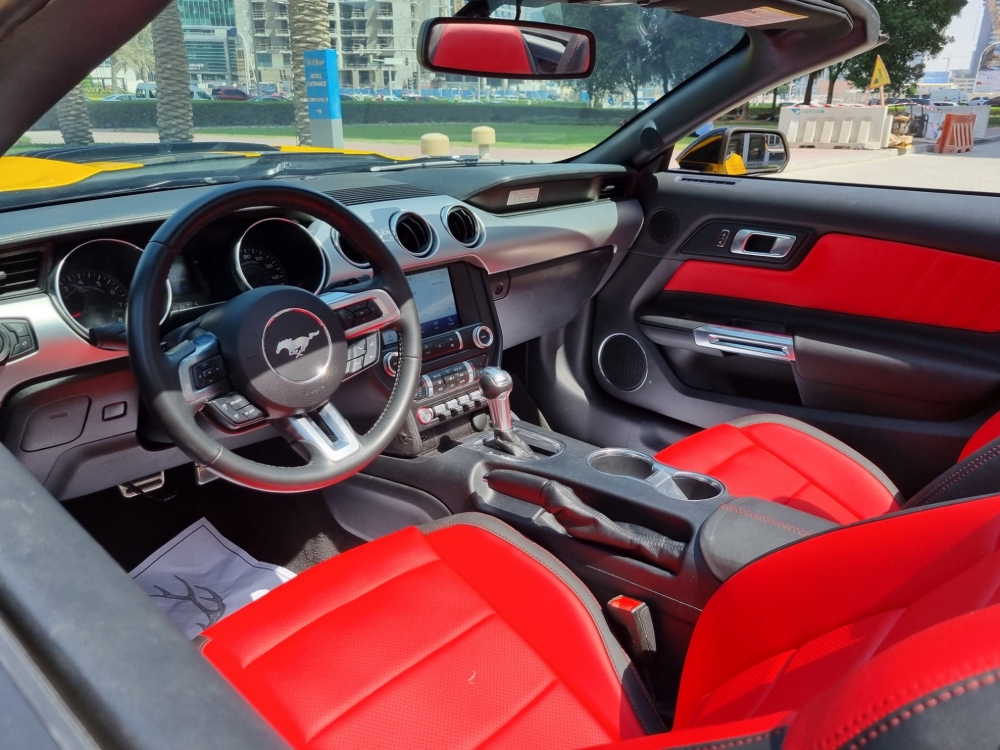 Gelb Ford Mustang GT Cabrio V8 2020