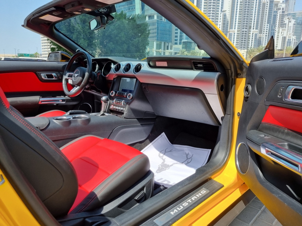 Sarı Ford Mustang GT Dönüştürülebilir V8 2020