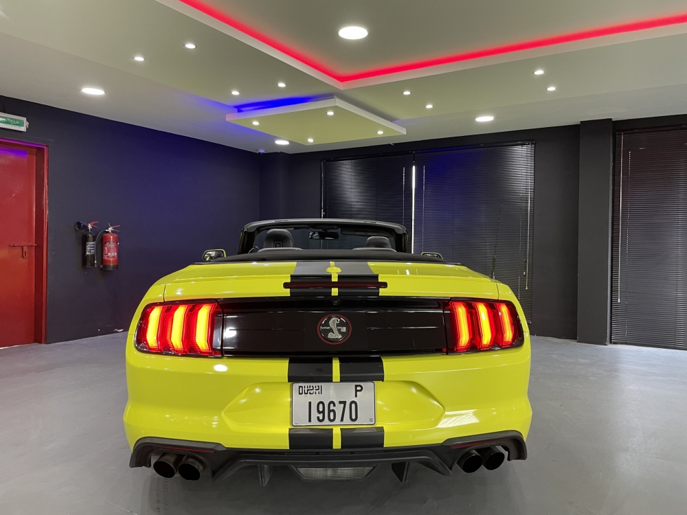 黄色的 福特 野马 GT 敞篷 V8 2020