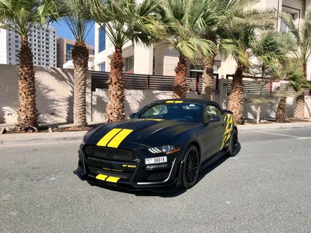 Желтый Форд Mustang GT Кабриолет V8 2020 год