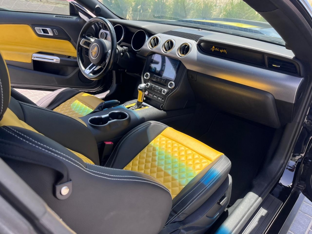 Schwarz Ford Mustang GT Coupé V8 2020