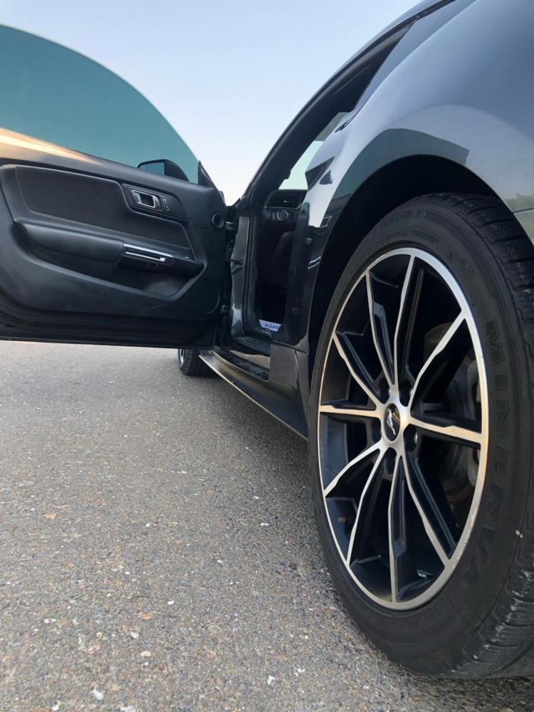 灰色的 福特 Mustang GT Kit Coupe V4 2020